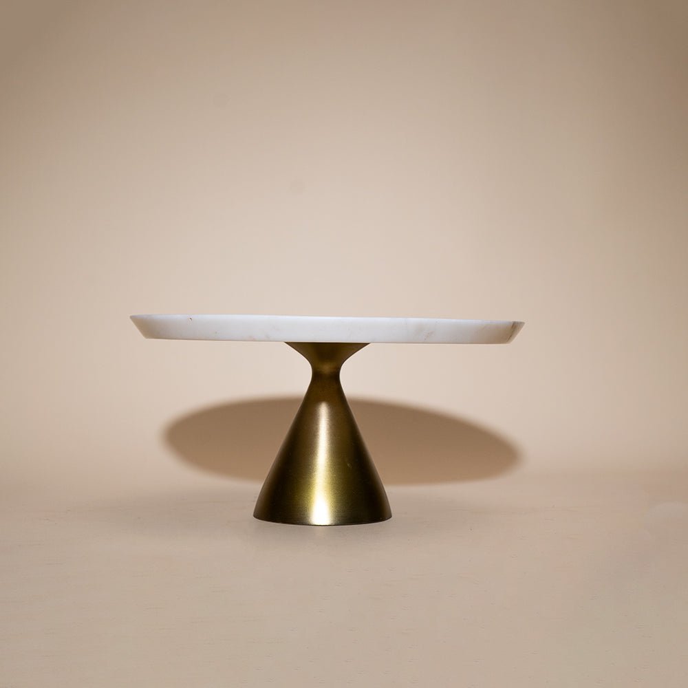 Wit marmeren taartplateau met gouden voet