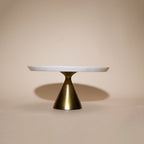 Wit marmeren taartplateau met gouden voet