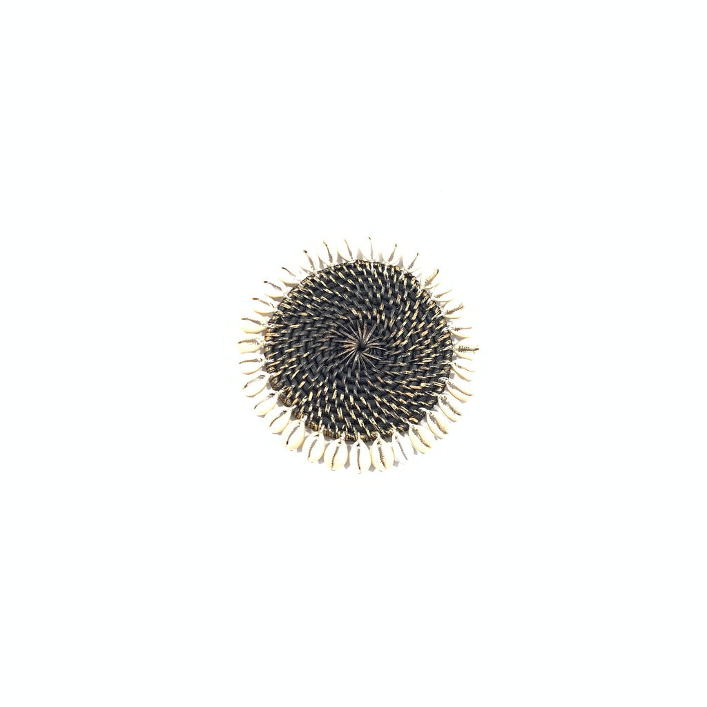 Rotan onderzetter met kauri schelpen