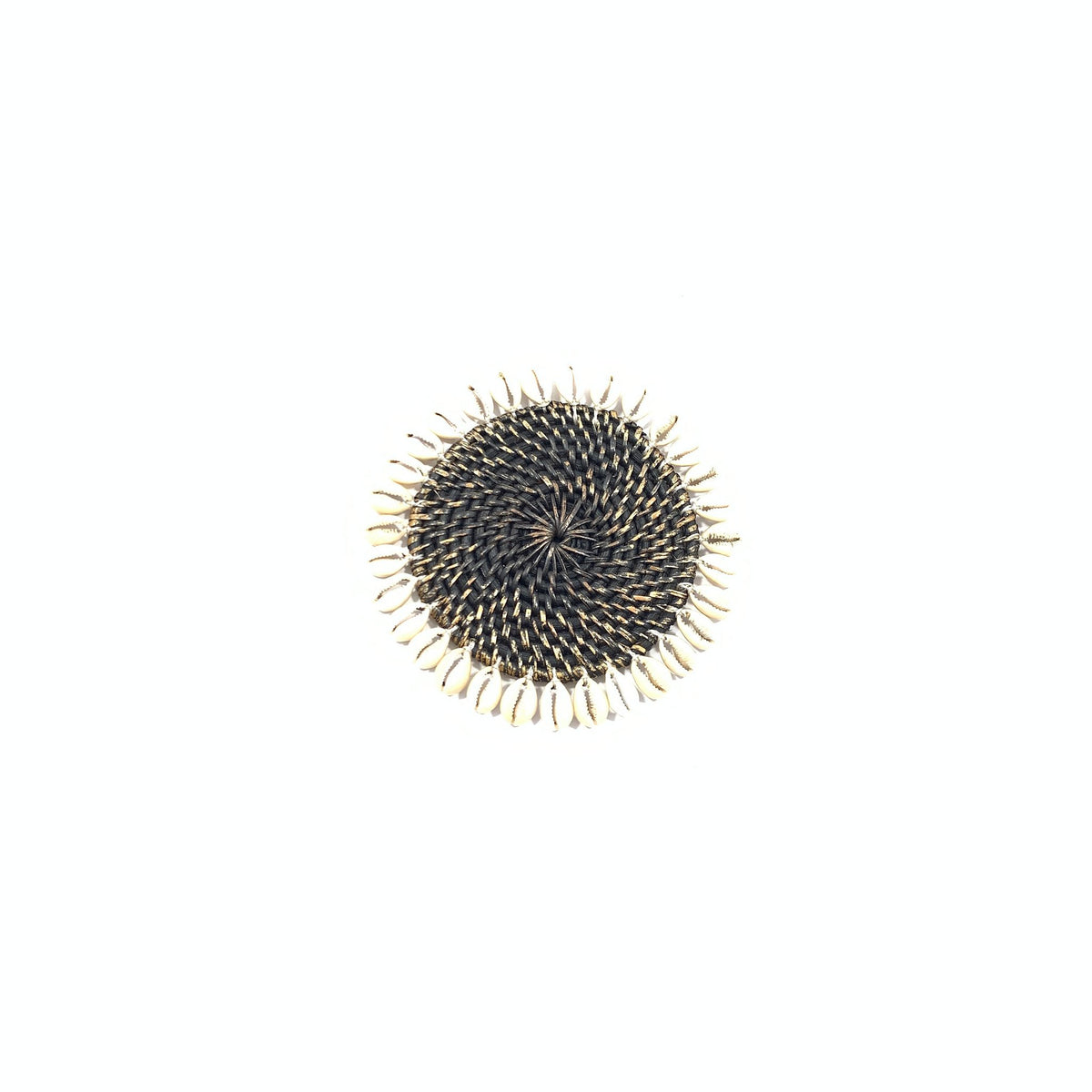 Rotan onderzetter met kauri schelpen