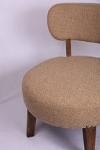 Beige gestoffeerde accentstoel met houten poten