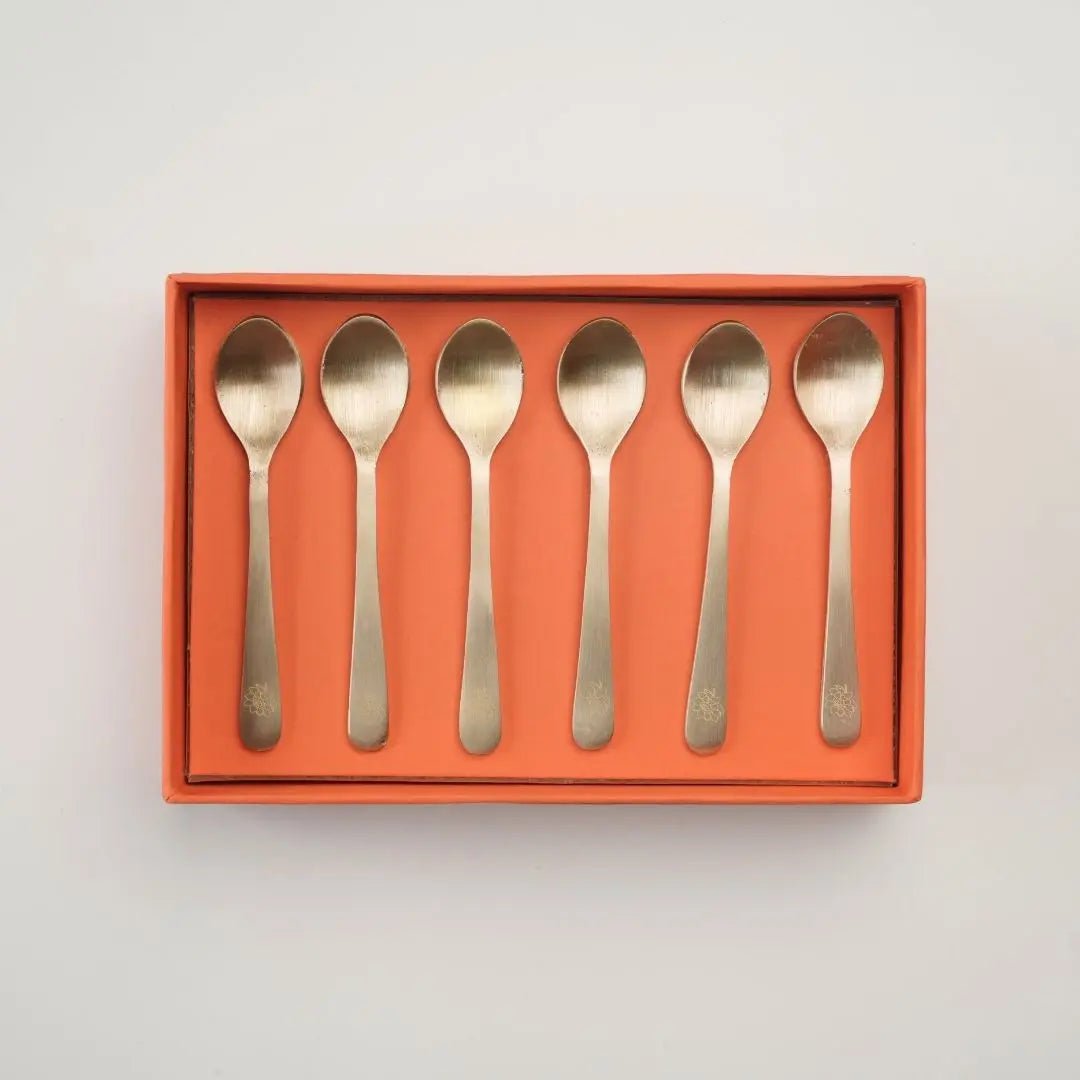 Premium theelepels van puur messing, set van 6 – handgemaakt koperen bestek met lasergegraveerd pioenroosontwerp