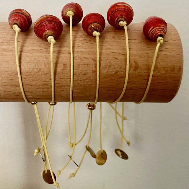 Luna -Leena Bracelet Oval Red - één maat volwassen - gemaakt van bestaande armbanden van Nepal