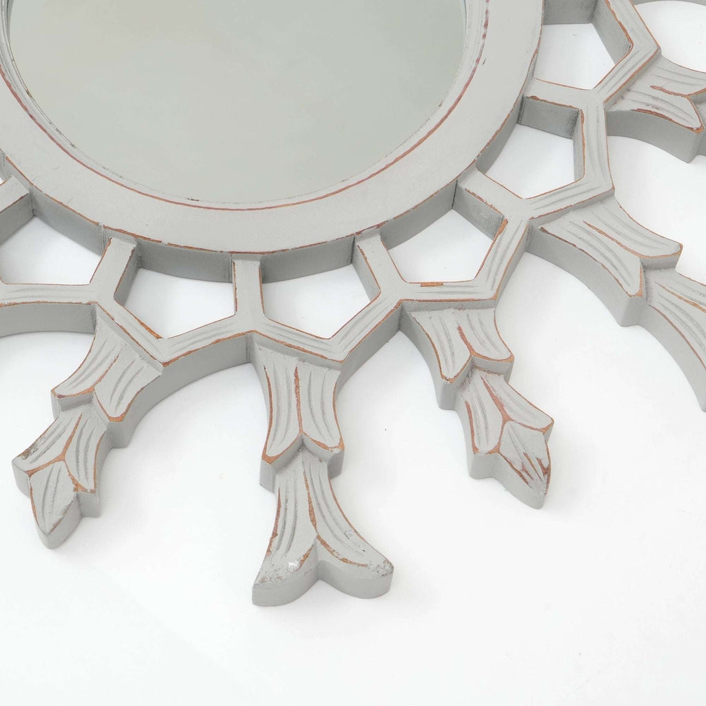 Sunburst houten spiegel met metallic afwerking – sculpturaal wandaccent