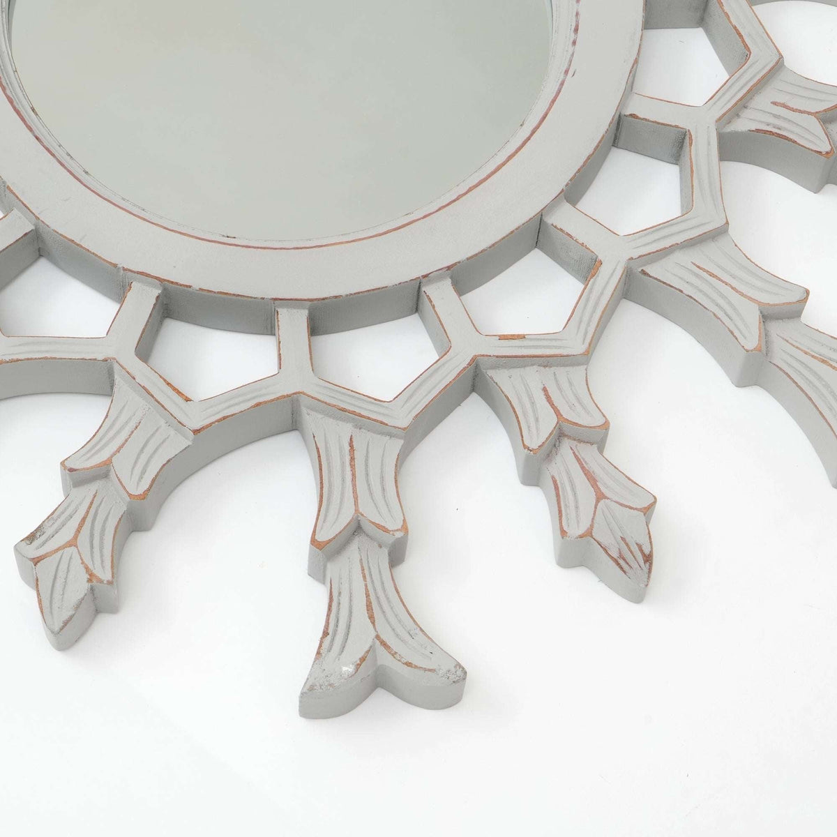 Sunburst houten spiegel met metallic afwerking – sculpturaal wandaccent