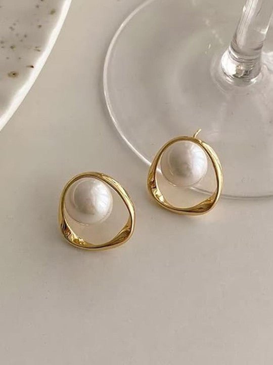 Eigentijdse studs met kralen – vergulde afwerking, gesimuleerde parel