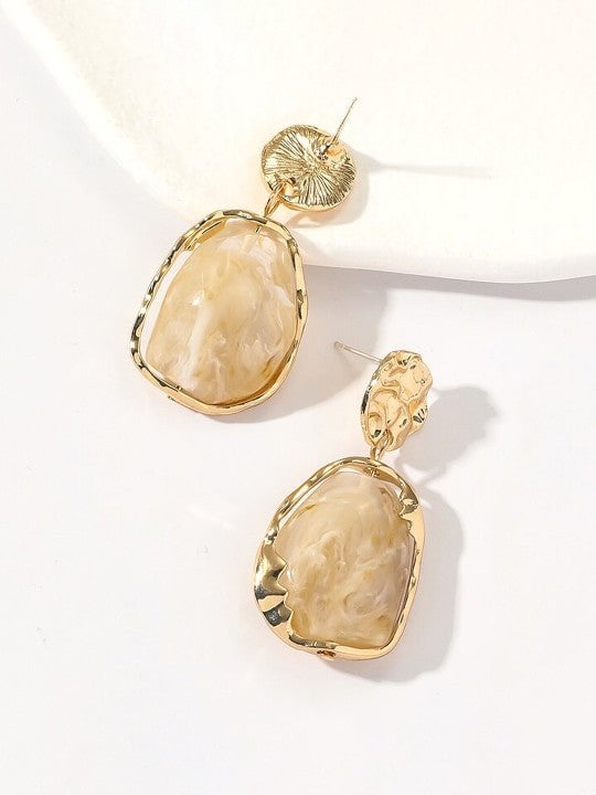 Moderne Dangler-oorbellen – vergulde afwerking – strak wit ontwerp