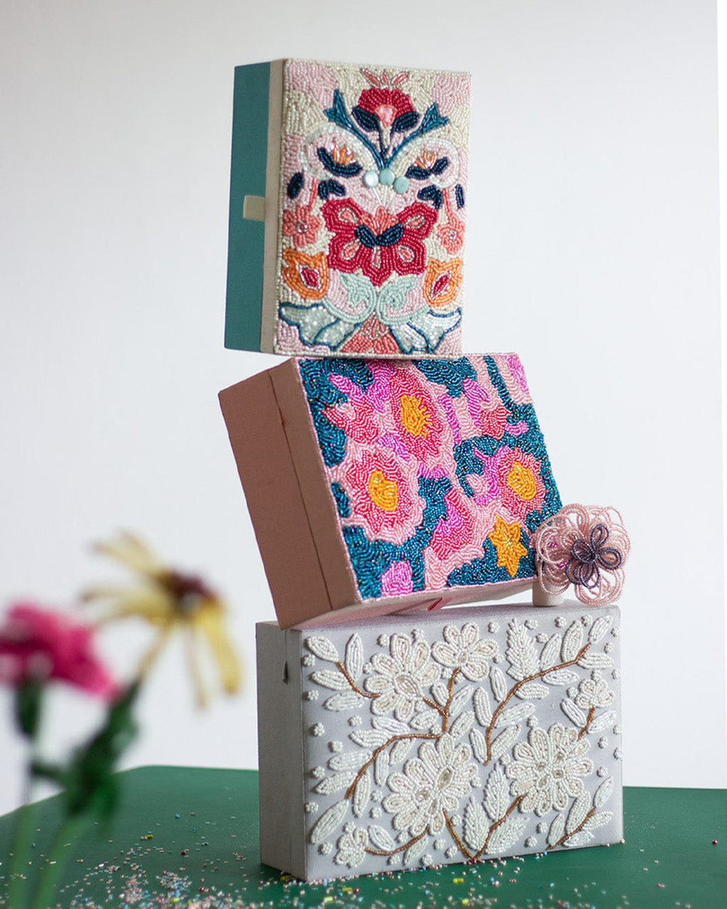 MDF Geborduurde Sieradendoos Met Bloemenkralen - 7x5x3 Inch