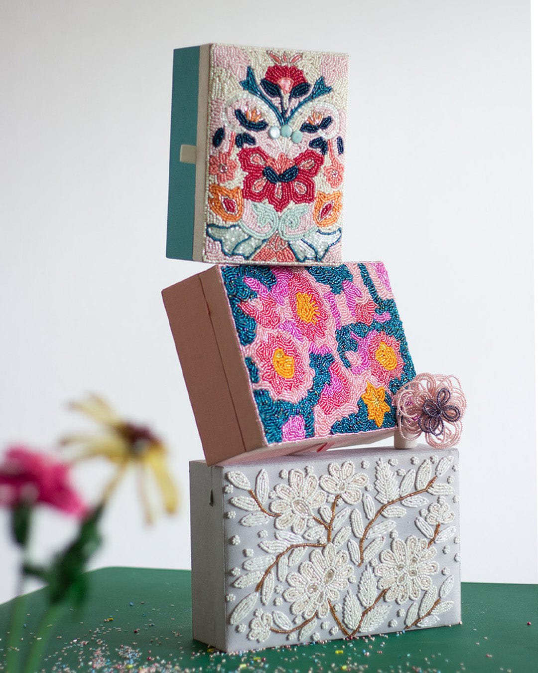 MDF Geborduurde Sieradendoos Met Bloemenkralen - 7x5x3 Inch