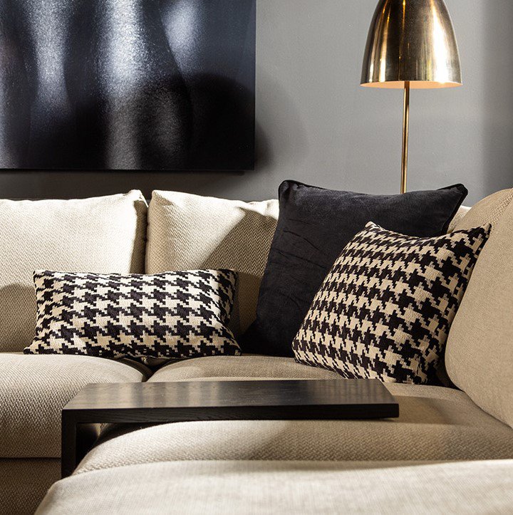 Charlotte | Kussen | 30x50 cm Raven | Zwart | Hoii | Met luxe binnenkussen