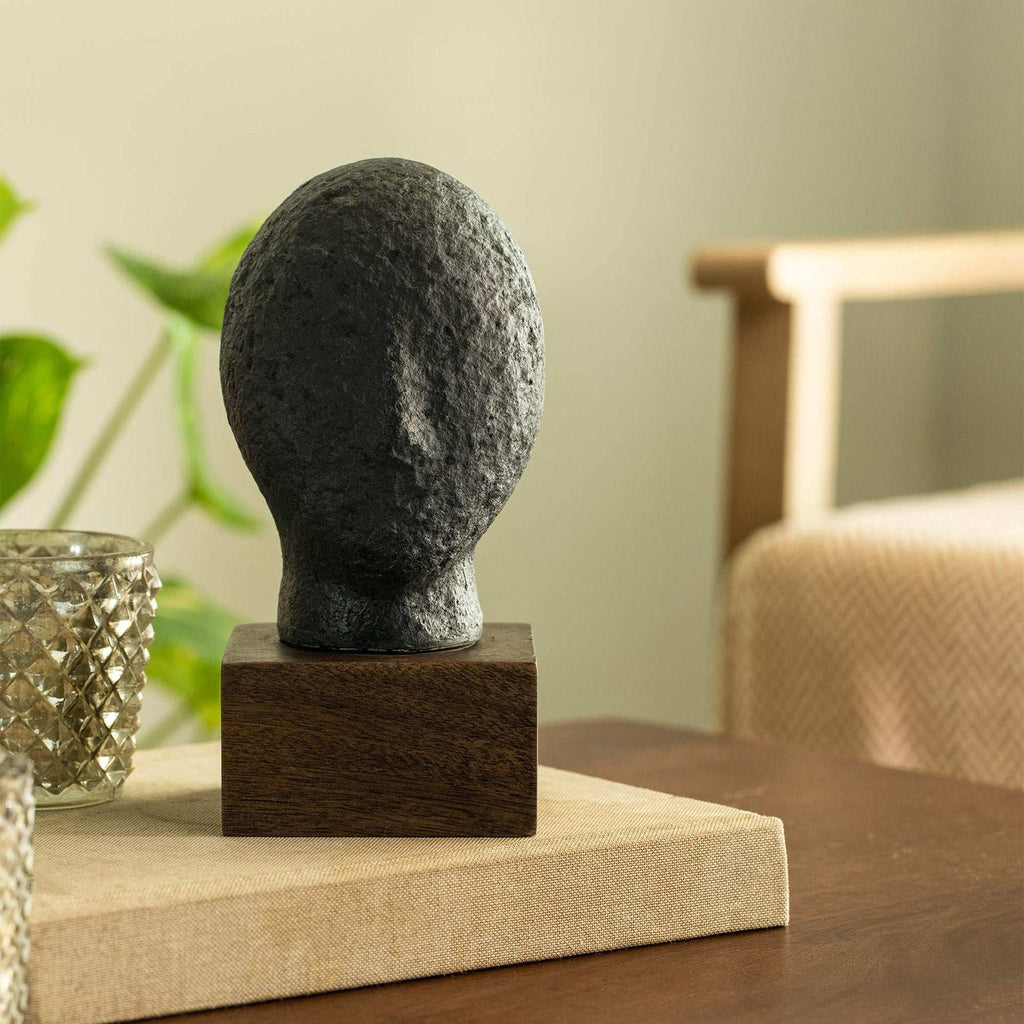 Calm Face Sculpture – Matzwarte Ecomix decoratieve kunst voor moderne en minimalistische huisdecoratie