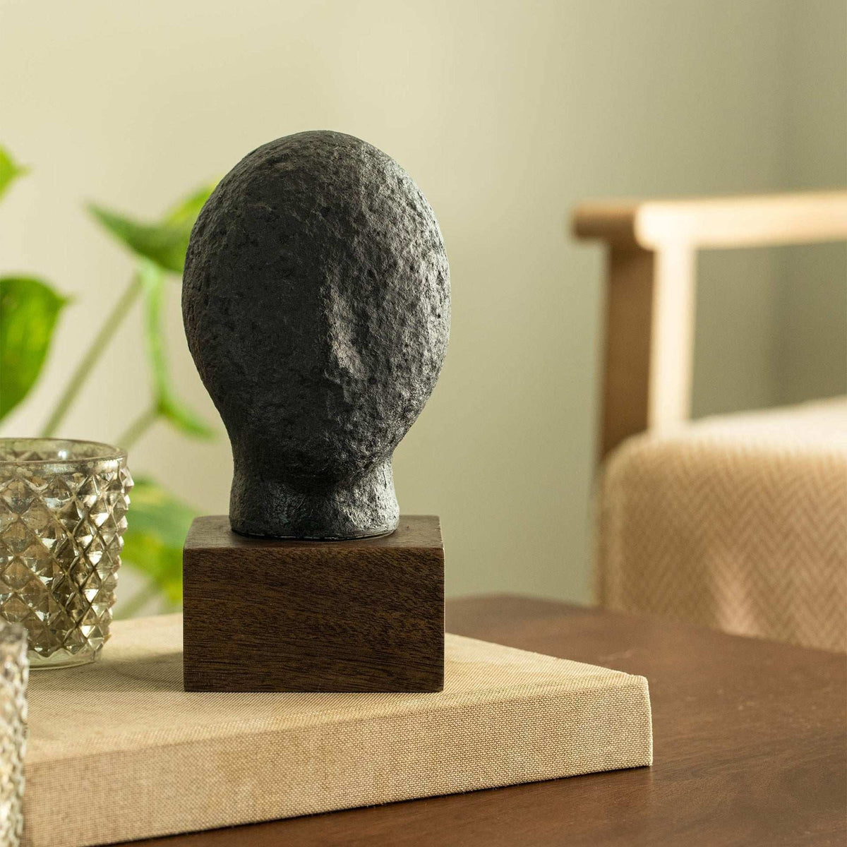 Calm Face Sculpture – Matzwarte Ecomix decoratieve kunst voor moderne en minimalistische huisdecoratie