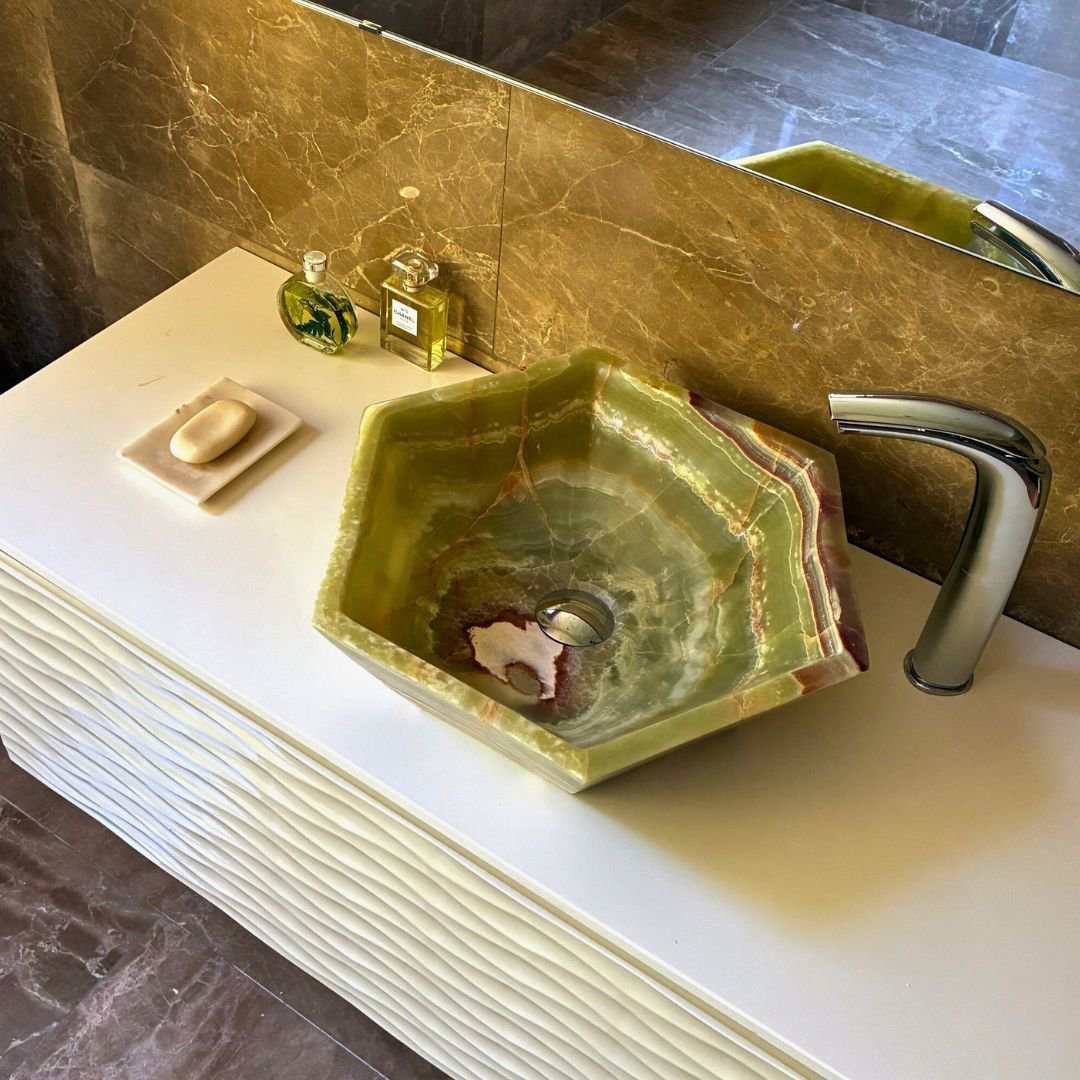 Stenen wastafel in groene Onyx