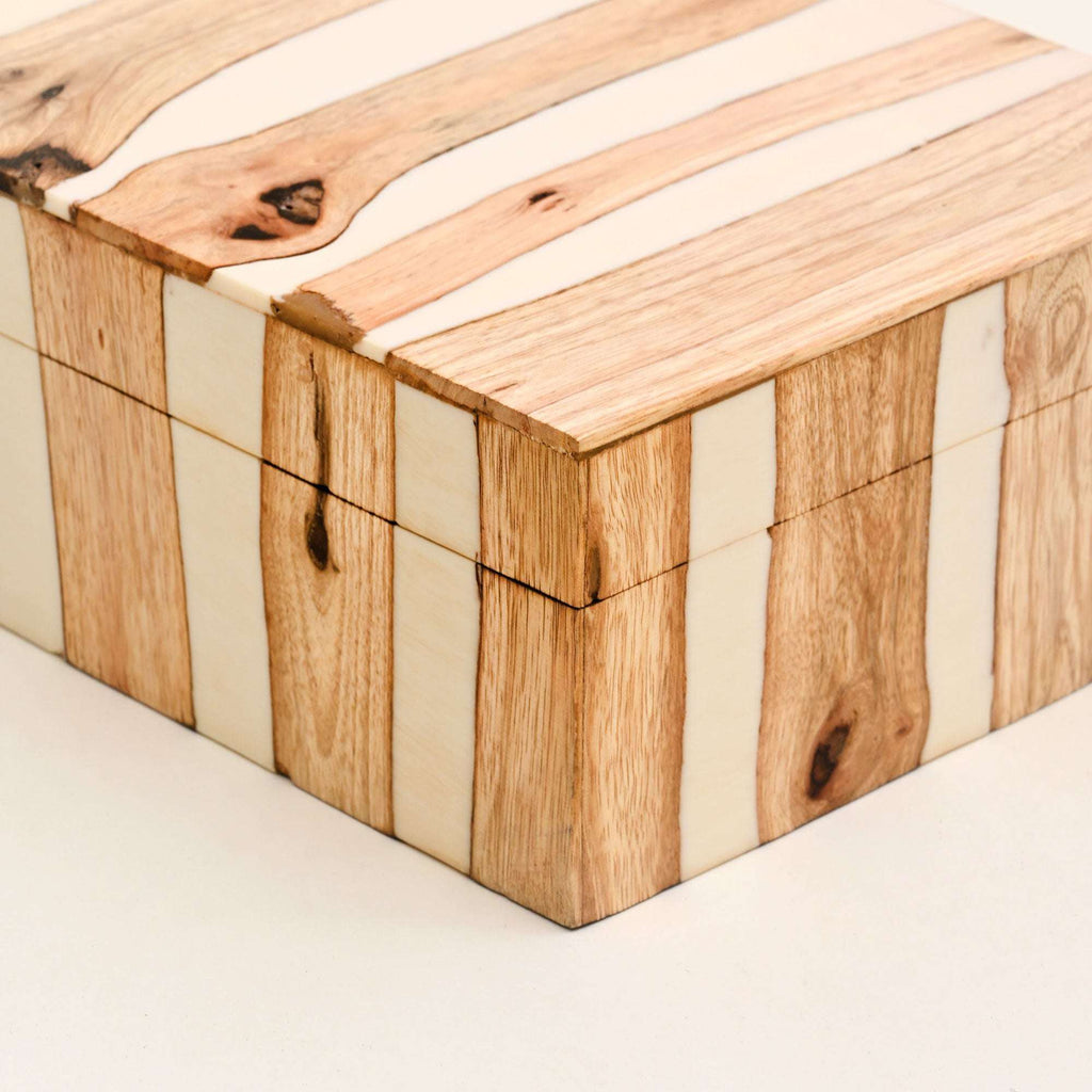 Wit gestreepte houten decoratieve doos
