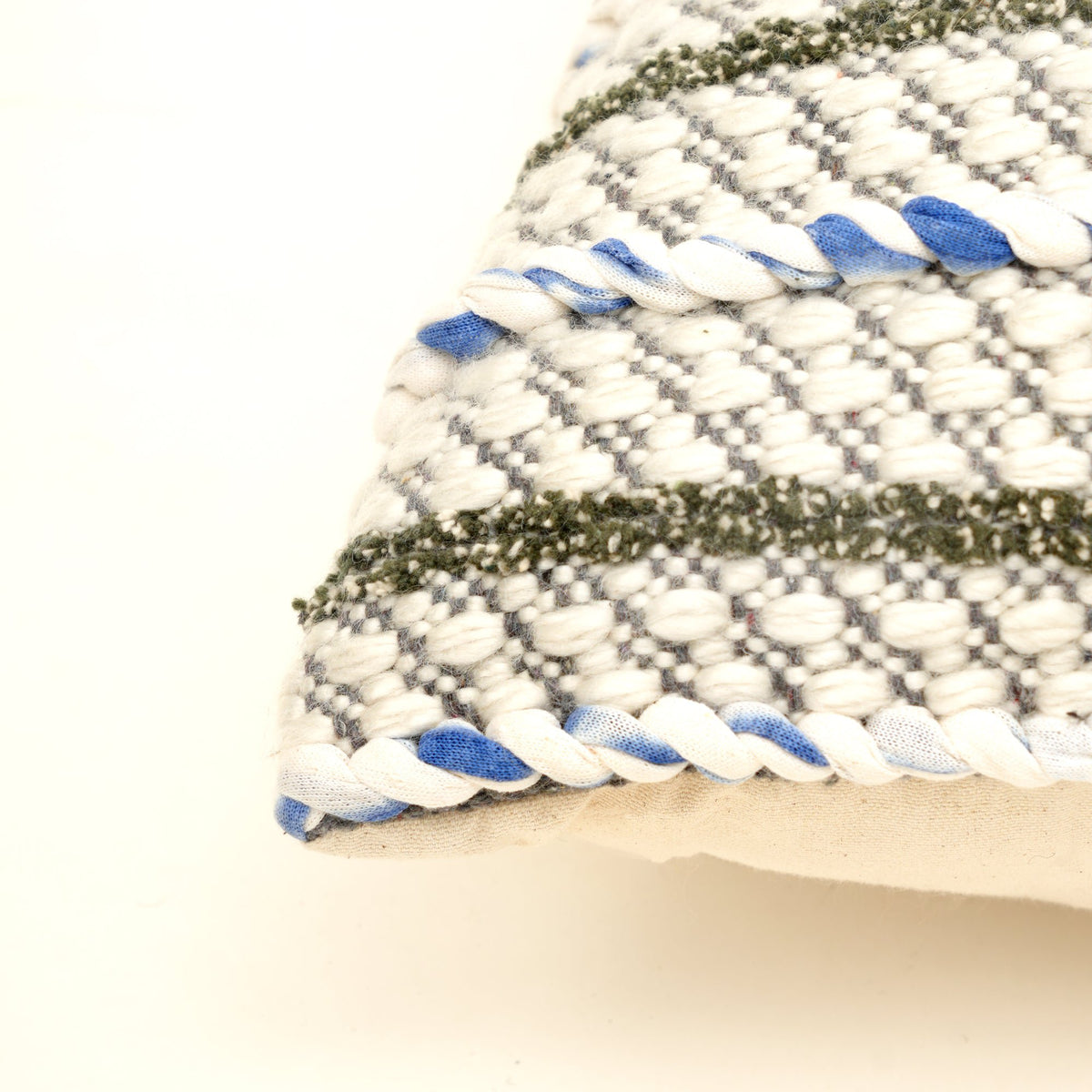 Ivoorkleurig en blauw getextureerd kussen met vulling – handgeweven ontwerp