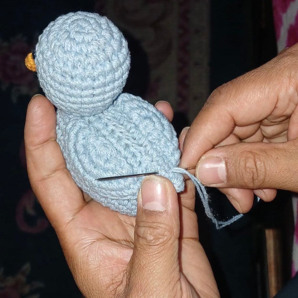 Luna-Leena eendenrammelaar - babyblauw - knuffel 0+ - biologisch katoen - handgehaakt in Nepal