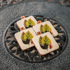 Timber Leaf Coaster Set – Onderzetters – Acaciahout en emaille – ingewikkeld ontwerp (set van 4)