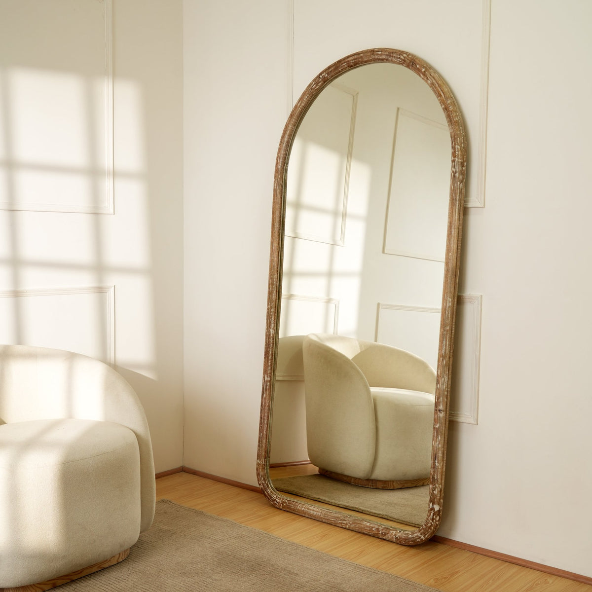 Halfronde wandspiegel in antiek wit mangohouten frame