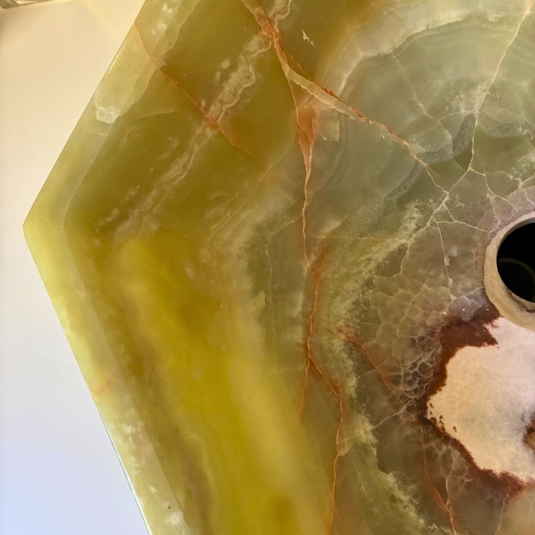 Stenen wastafel in groene Onyx