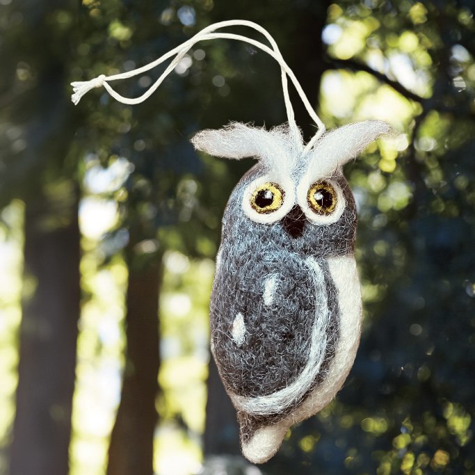 Luna-Leena uil hangend ornament - grijs - wol - handgemaakt in Nepal