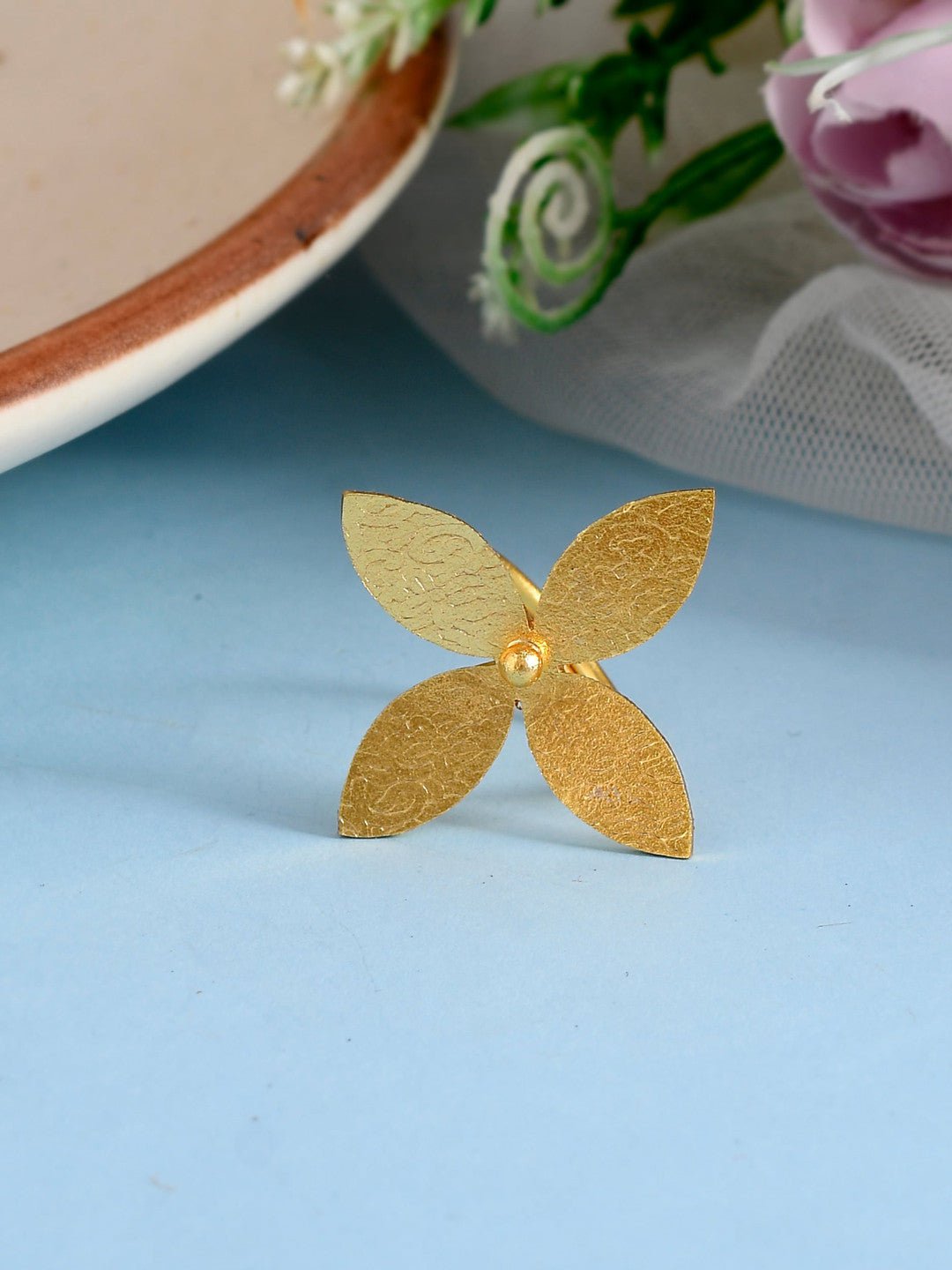 Verstelbare bloemenring – sieraden – vergulde afwerking – diameter 2 cm