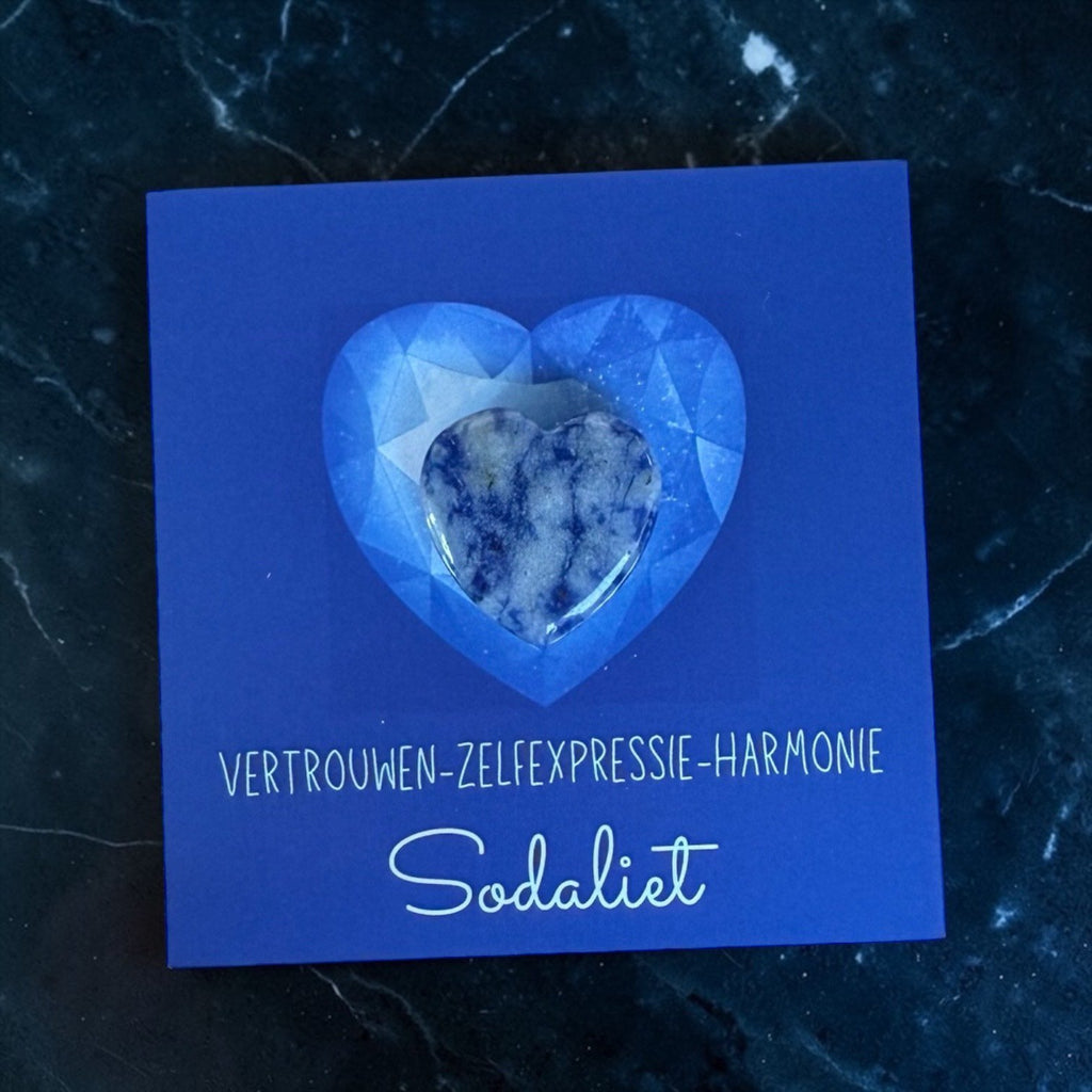Hartje edelsteen op kaartje Sodaliet