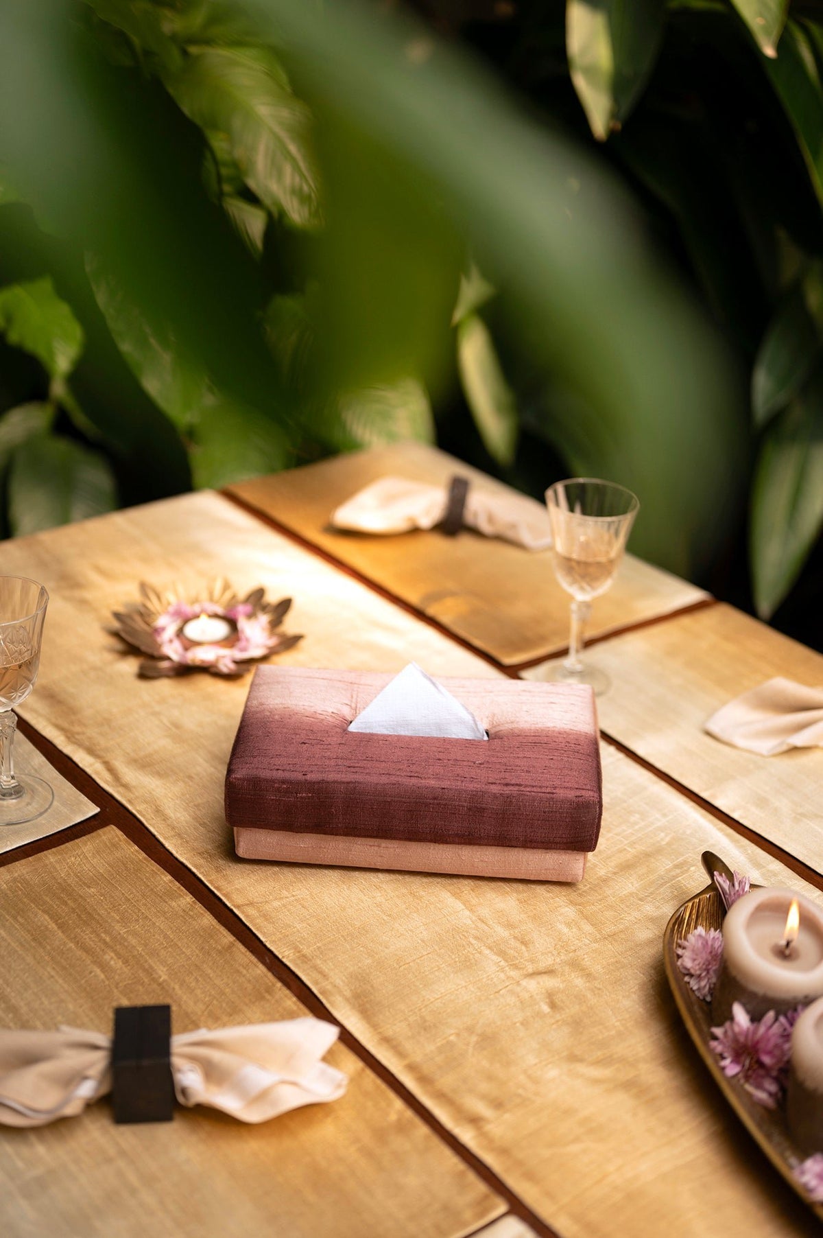 Handgeweven Dupion Zijden Tissue Box - Wijnkleurig, Mapuche Pijlpatroon