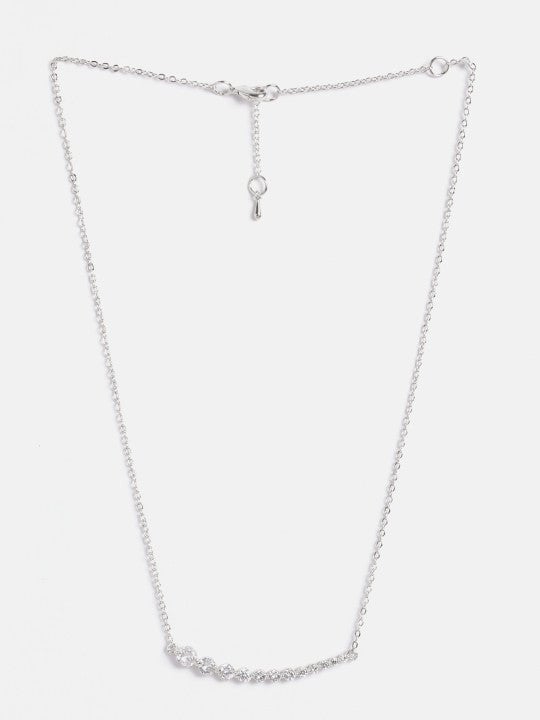 Ketting met kristallen accent – ​​modeaccessoire – constructie van messing met zilveren afwerking – veilige karabijnsluiting