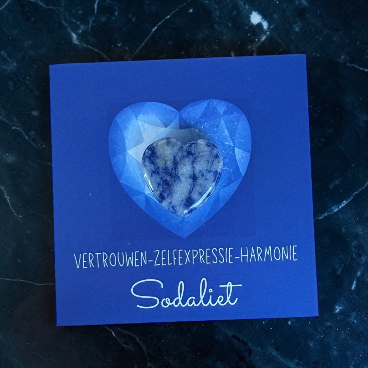 Hartje edelsteen op kaartje Sodaliet