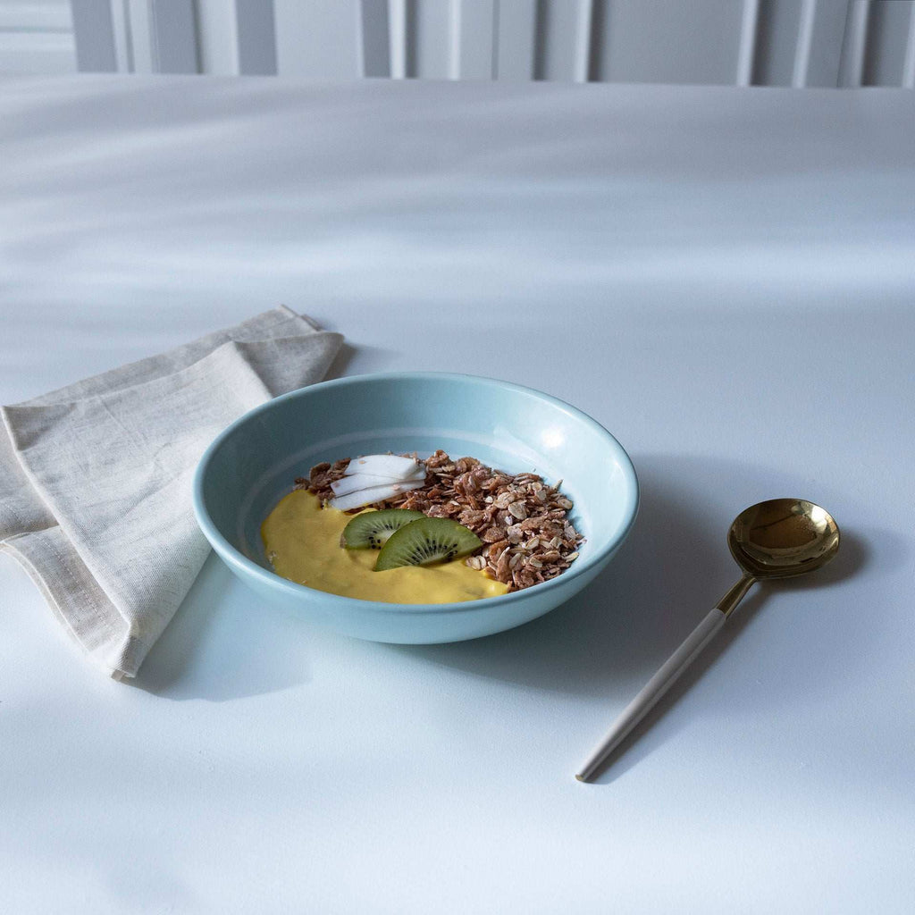 Blue Stripe Ceramic Bowl – Handgemaakte serveerschaal aan de kust voor soep, salade en ontbijtgranen