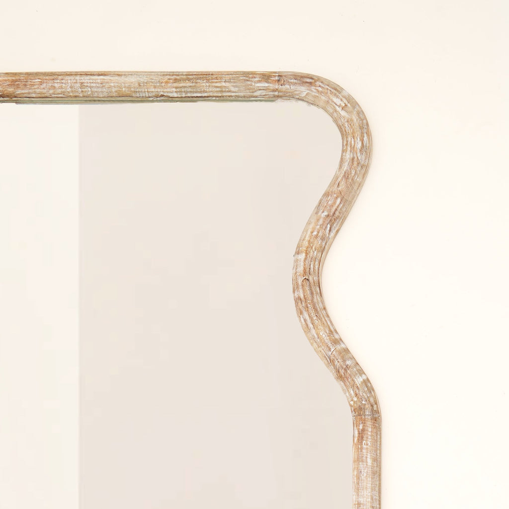 Wandspiegel met gebogen hals in antiek wit mangohouten frame