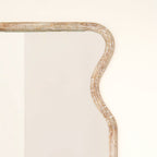 Wandspiegel met gebogen hals in antiek wit mangohouten frame