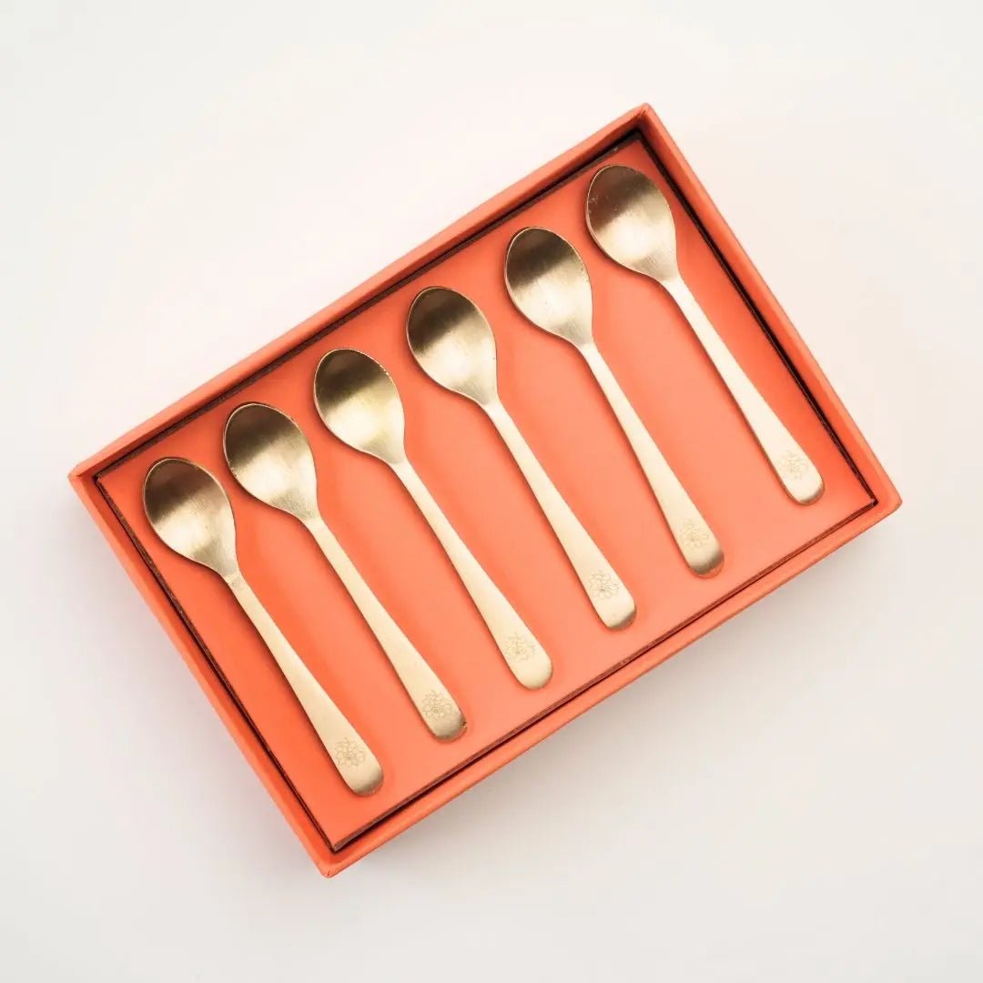 Premium theelepels van puur messing, set van 6 – handgemaakt koperen bestek met lasergegraveerd pioenroosontwerp