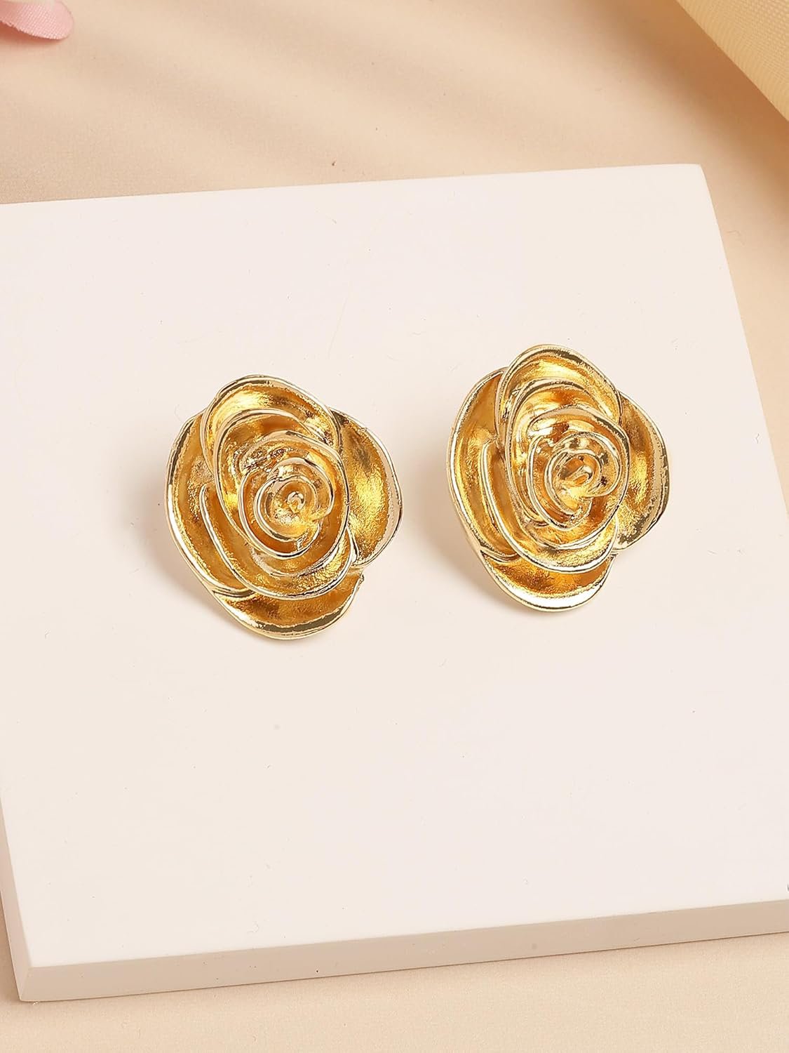 Oorknopjes met bloemen – Vergulde mode-sieraden – Vervaardigd ontwerp – Paar