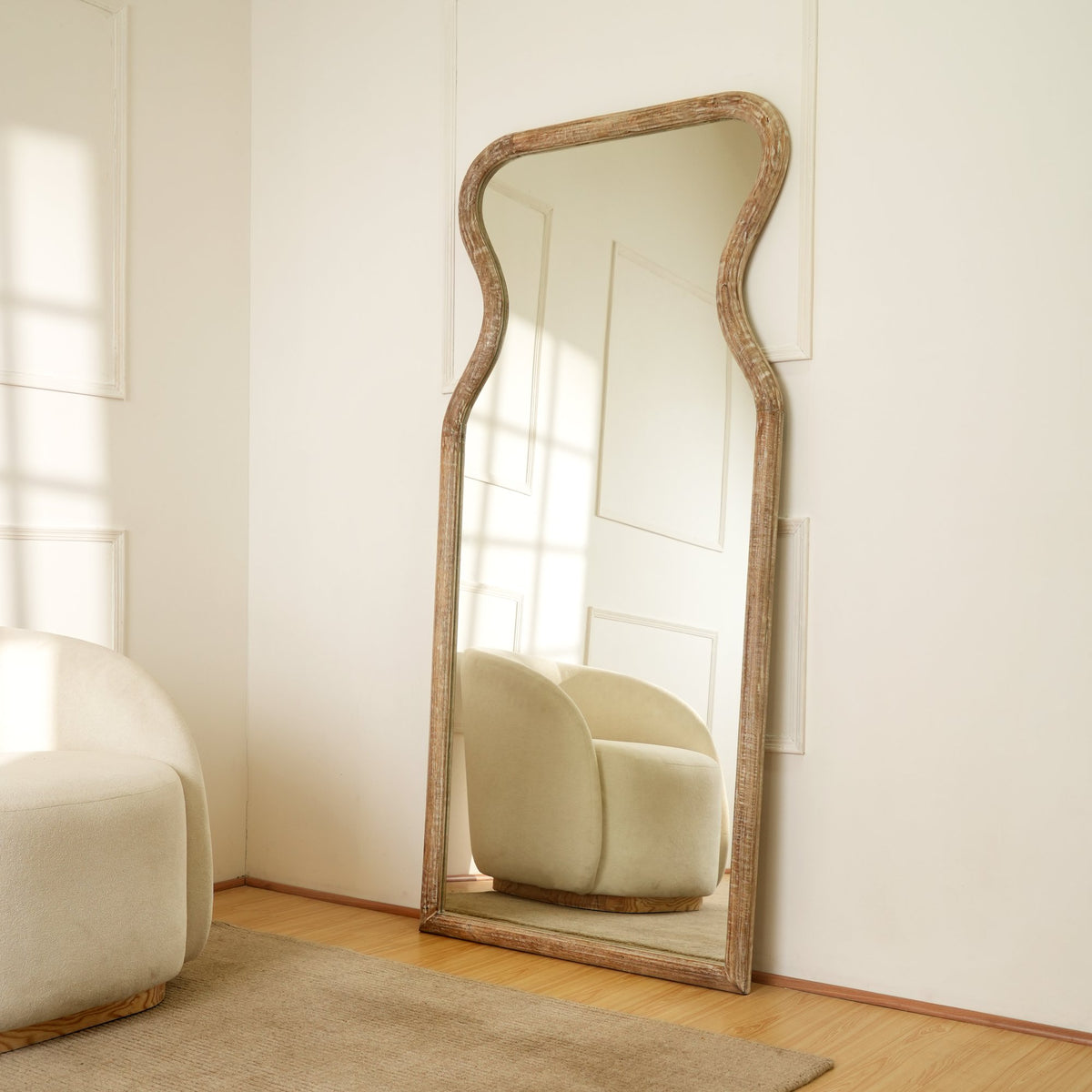 Wandspiegel met gebogen hals in antiek wit mangohouten frame