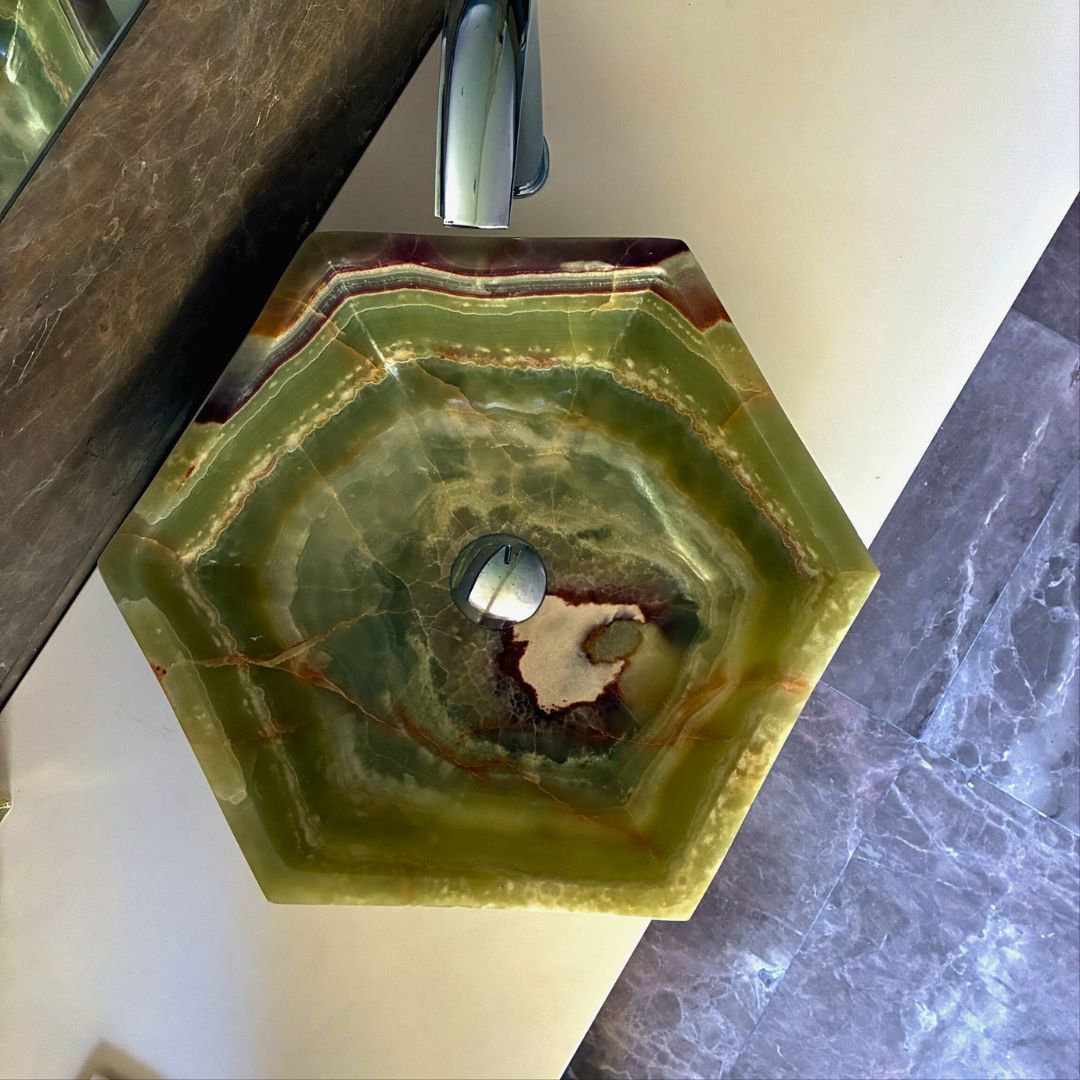 Stenen wastafel in groene Onyx
