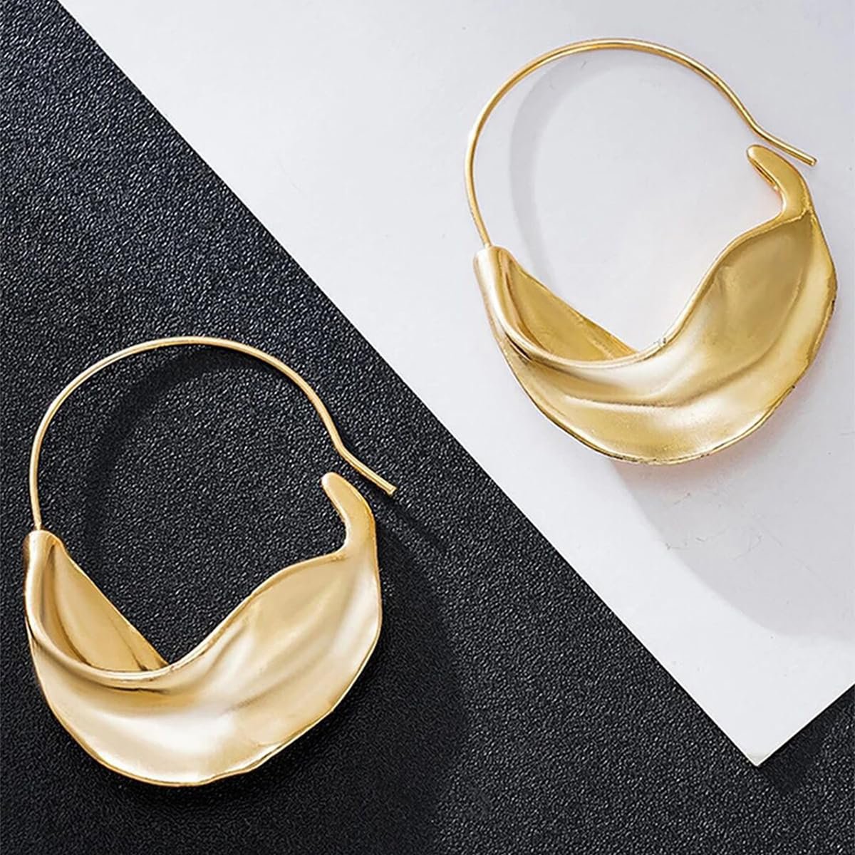 Gedraaide Huggie-oorbellen – goudkleurige mode-sieraden – duurzame afwerking – winkelvoorraad