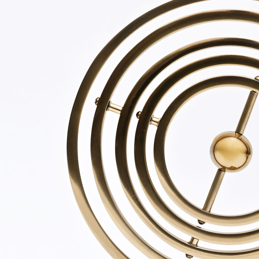 Klassiek gouden armillairsfeer decoratief beeldhouwwerk