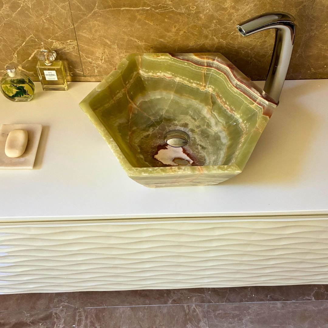 Stenen wastafel in groene Onyx