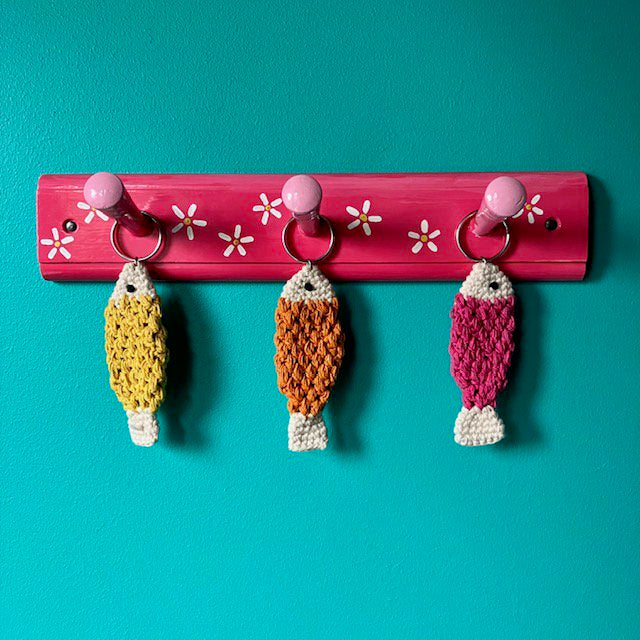 Luna-Leena sleutelhanger vis - tasbedel - fuchsia - biologisch katoen - hand gehaakt in Nepal - tassenhanger