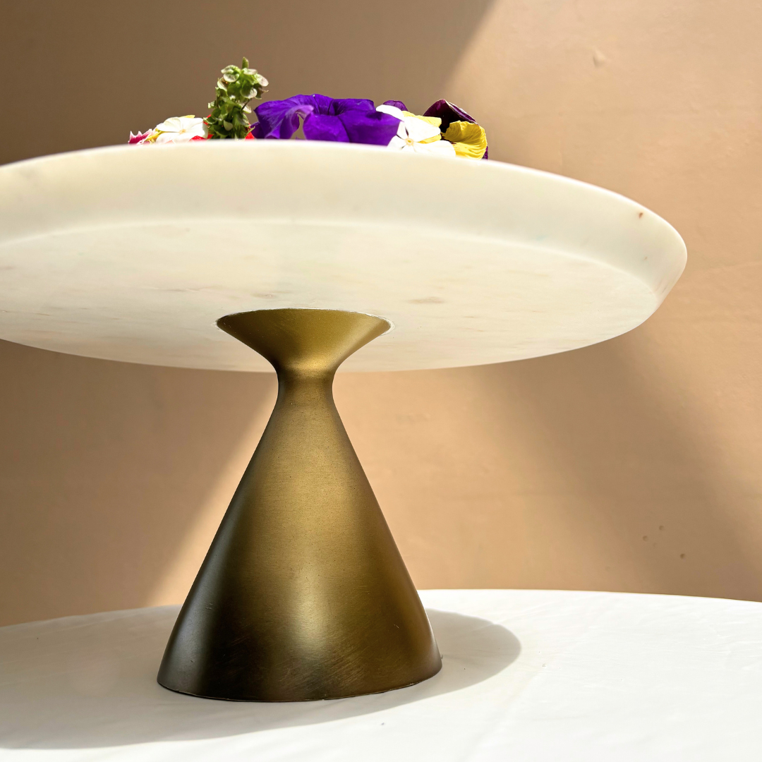 Wit marmeren taartplateau met gouden voet