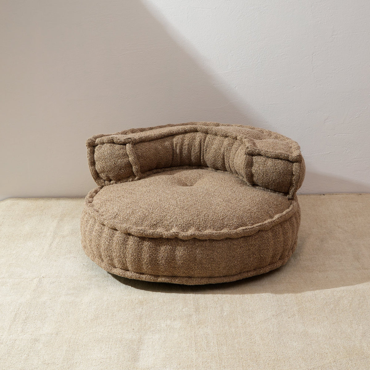 Beige gestoffeerde vloerbank – moderne lounge
