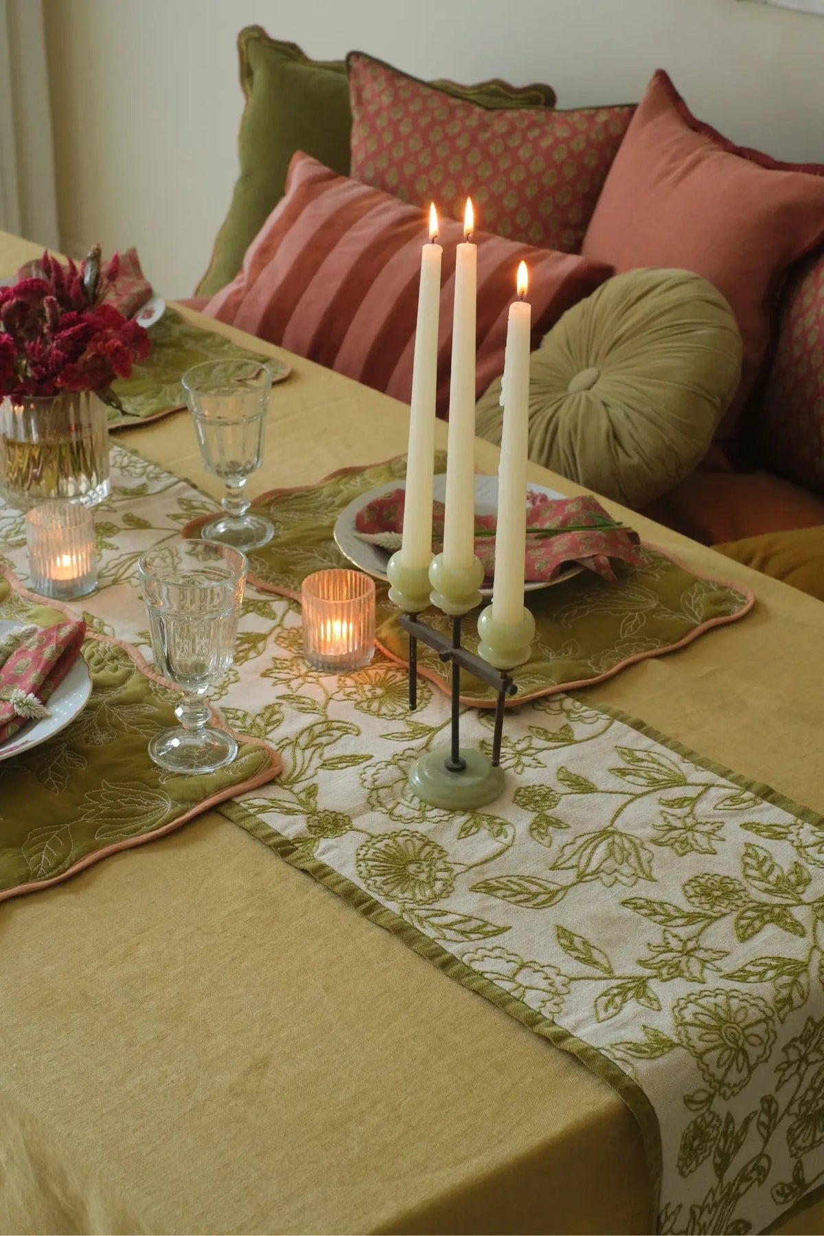 Tafelloper | Rosabelle Chintz Olive tafelloper van Sanctuary Living