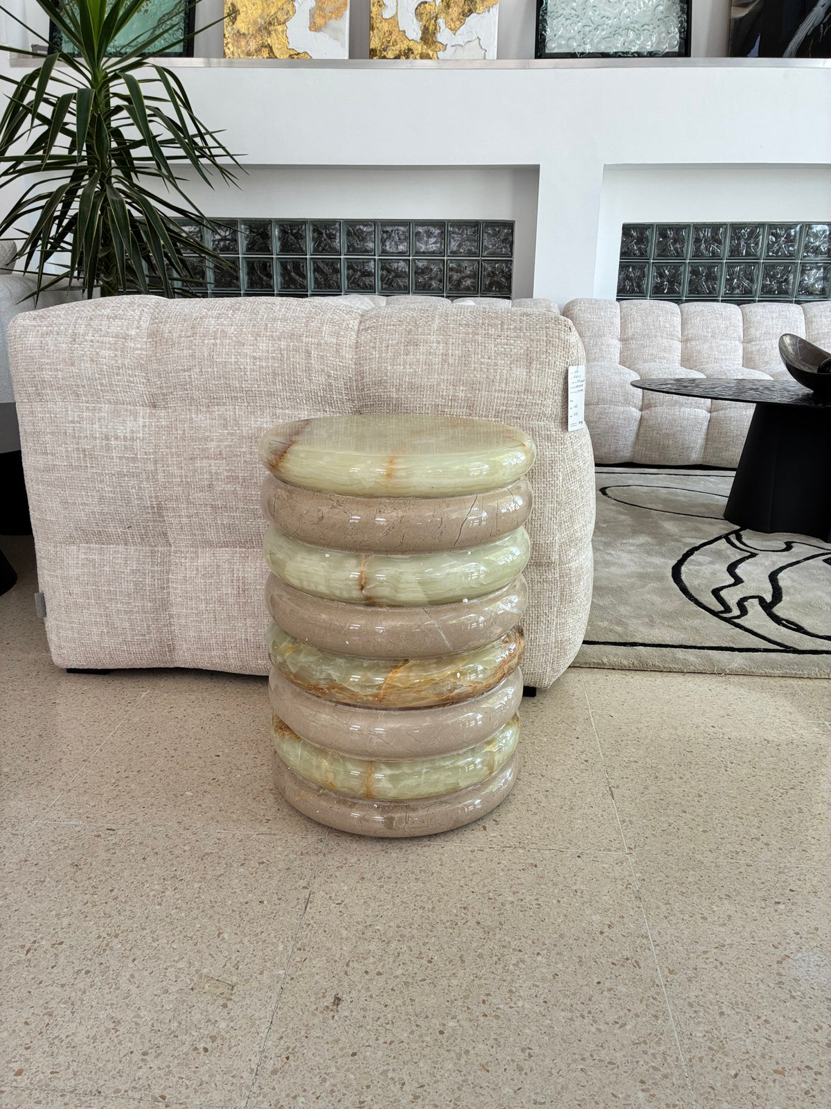 Kleine tafel in beige marmer en witte onyx
