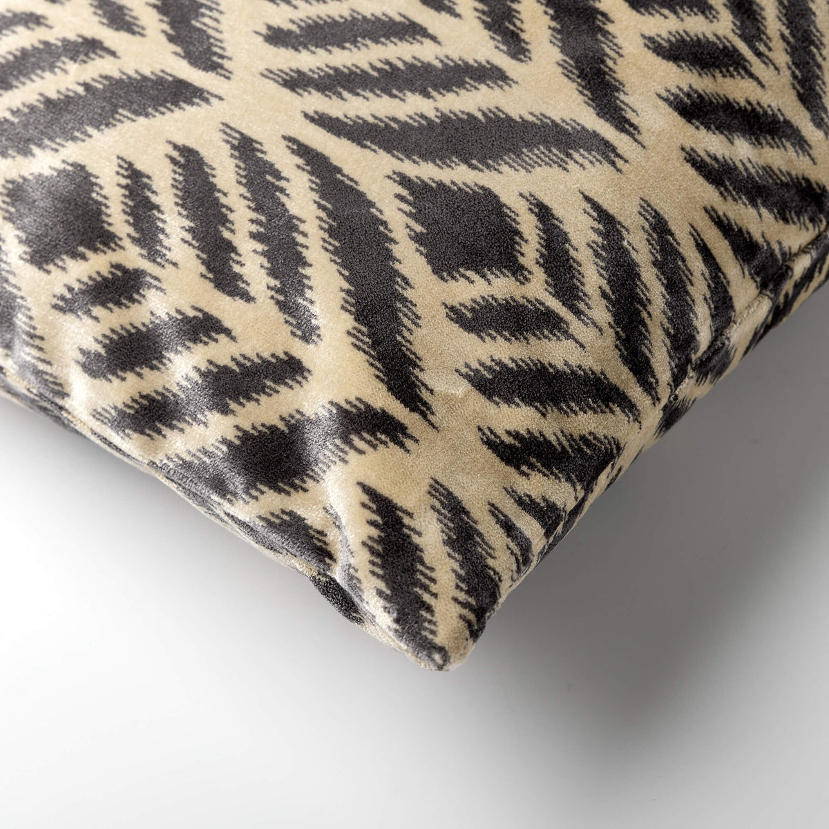 Alexa | Cushion 45x45 cm | Houtskool grijs | Antraciet | Hoii | met duurzame kussenvulling
