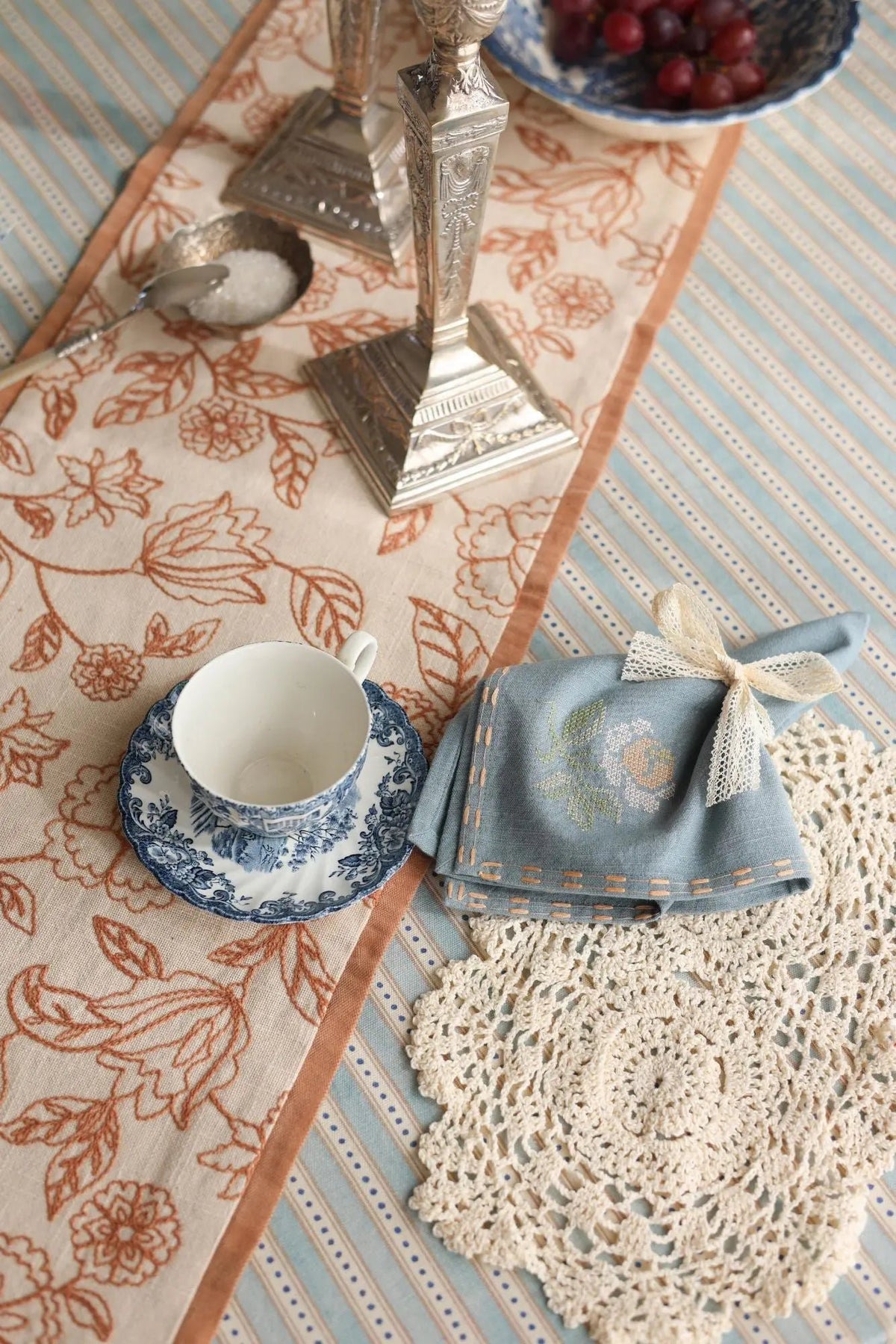 Tafelloper | Rosabelle Chintz Spice tafelloper van Sanctuary Living