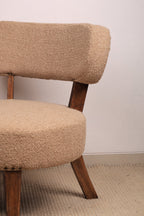 Beige gestoffeerde accentstoel met houten poten