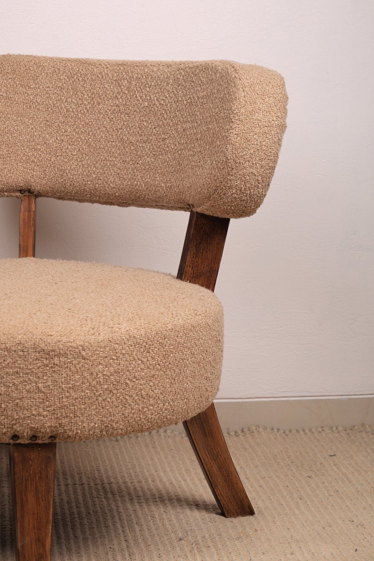 Beige gestoffeerde accentstoel met houten poten