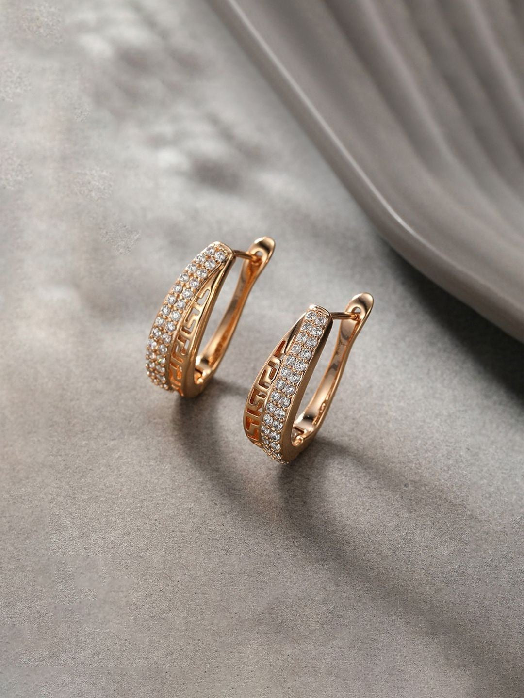 Geometrische halve oorringen – Verguld, Kristaldetail – 2 CM