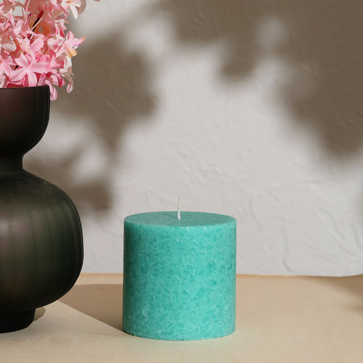 Zeezout Marmeren Pijlerkaars – Ocean Mist | Handgemaakte marmeren waskaars met frisse zeezoutgeur | Elegant interieuraccent